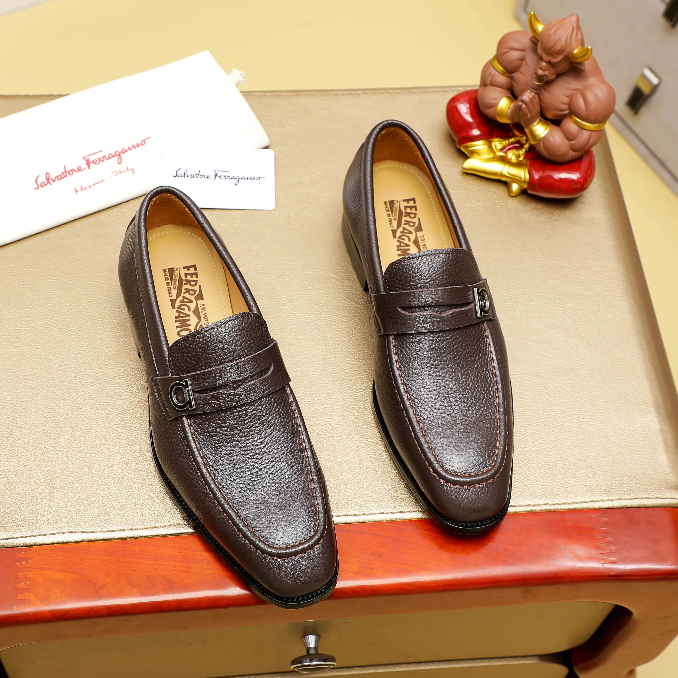 Men's shoes 💰460 🕷🕷🐂【Ferragamo】Ferragamo Popular fashionable leather shoes🇨🇳Official website counter 1:1 production, original mold opening💯Good quality visible, imported high-end first-layer waxed calfskin, water-dyed🐂leather lining🌿very clear texture, high-quality waterproof, non-slip and wear-resistant outsole🎋high quality and low price, truly handmade🍓3 colors available! Code number 38-44……(45.46.Customized)